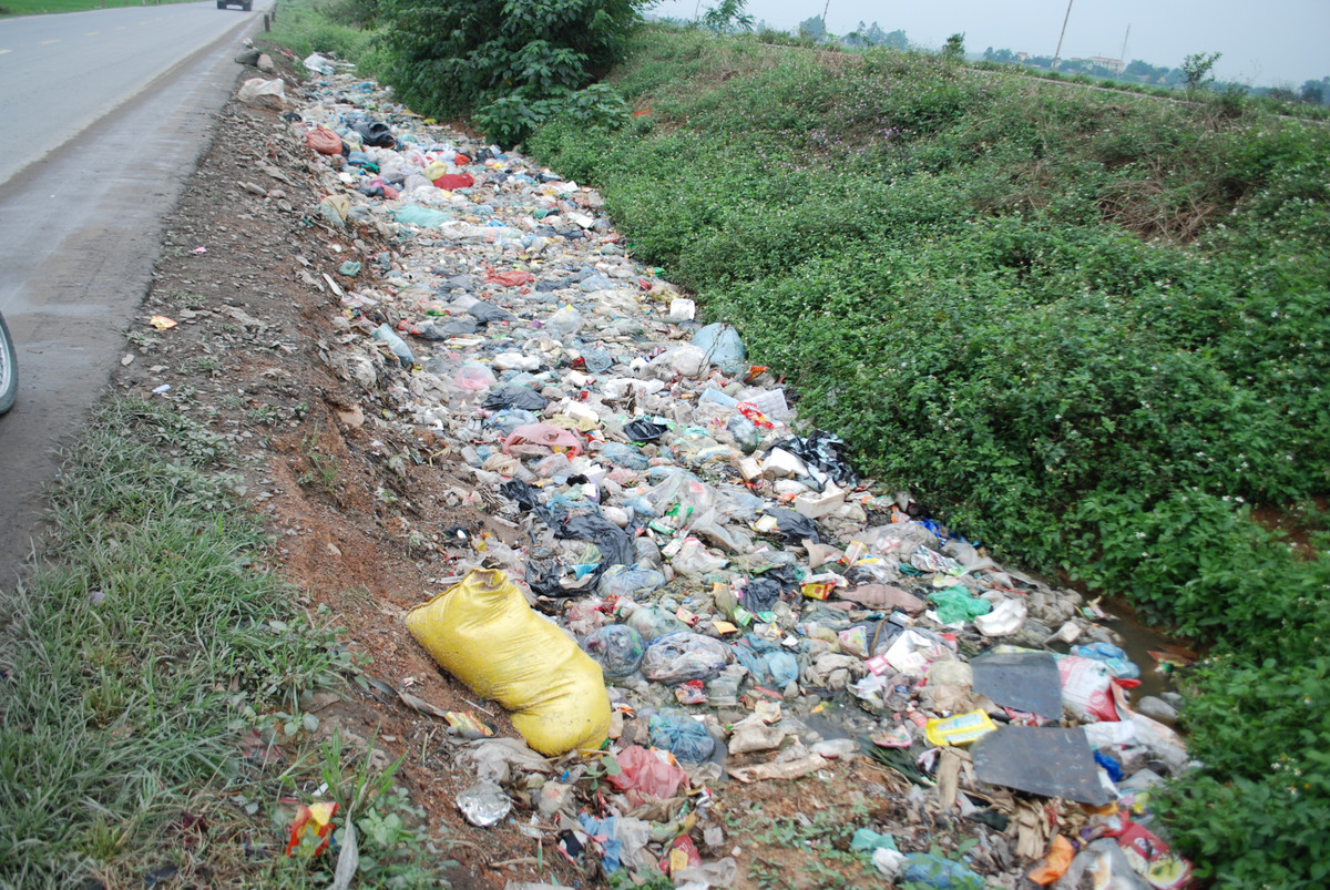 Rác bốc mùi hôi thối, nằm ngổn ngang dài cả trăm mét, tràn lan dưới lòng kênh TH3 xã Đồng Thái, Ba Vì, (Hà Nội). 