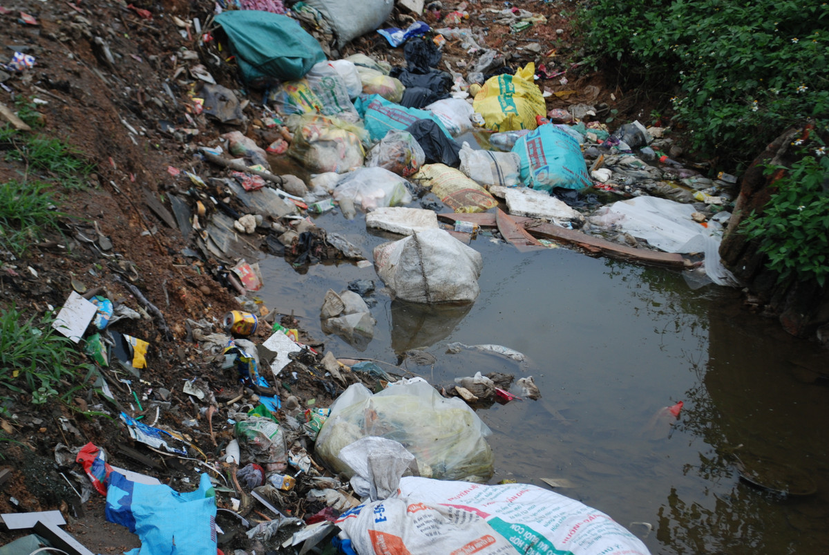 Theo một số người dân sống gần kênh TH3: Trách nhiệm để xảy ra tình trạng ùn ứ rác, gây ô nhiễm môi trường trên một phần là do ý thức của một số người dân còn phần nhiều thuộc về công ty thu gom rác. &gt;&gt;&gt; Xem thêm Video: Dân Hà Nội khốn khổ vì công trình thoát nước