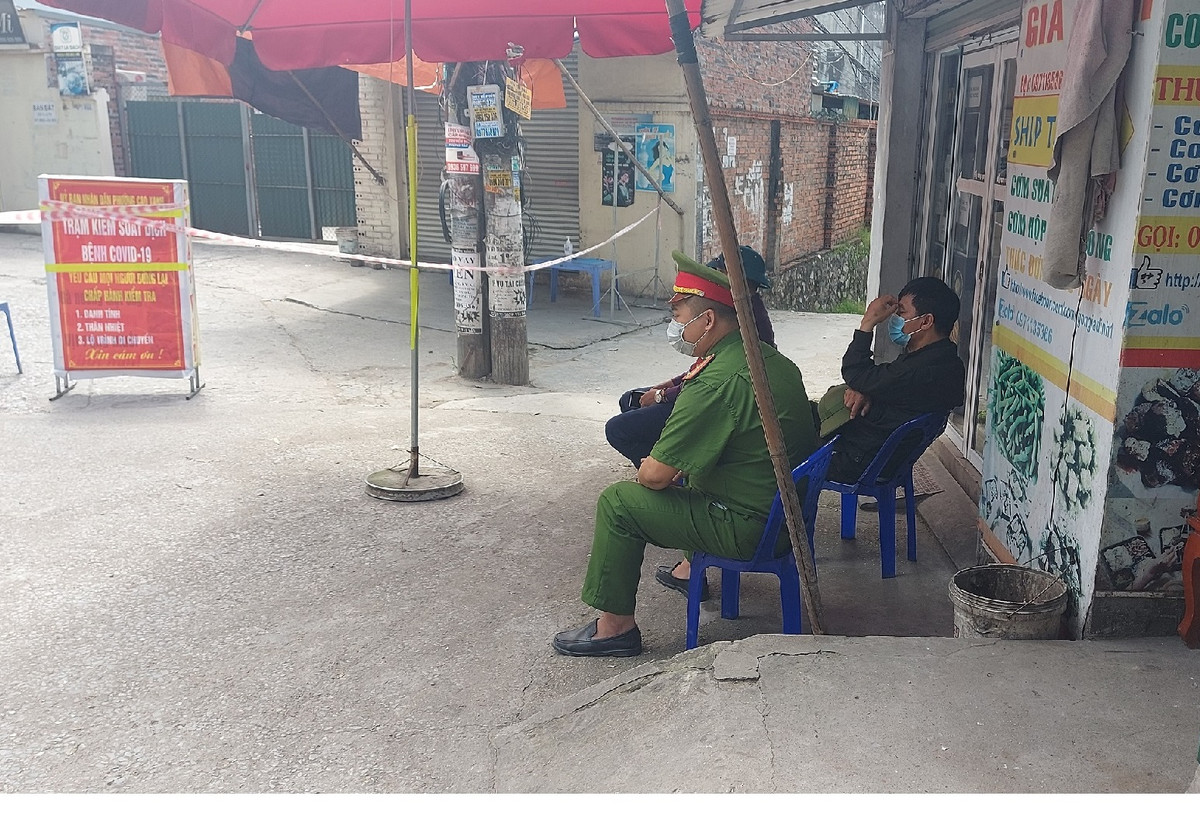 Quang Ninh: Dua nguoi nha cua benh nhan duong tinh COVID-19 di cach ly-Hinh-7