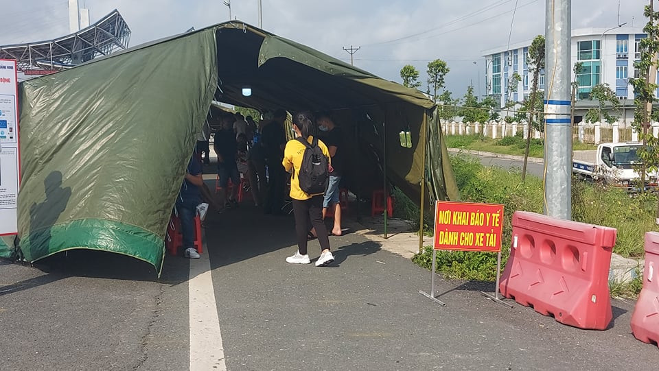 Ghi nhận của PV Báo Tri thức và Cuộc sống trưa ngày 10/5, tại chốt BOT Bạch Đằng, việc khai báo y tế điện tử giúp người dân nhanh chóng qua chốt.