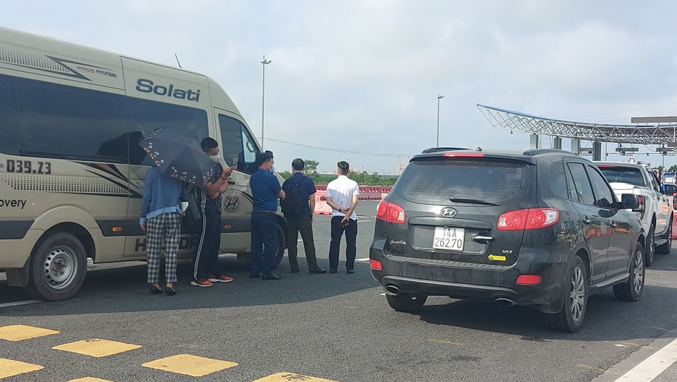 Lái xe có trách nhiệm xếp khách đảm bảo khoảng cách an toàn tối đa giữa các hành khách, thực hiện khai báo y tế điện tử và quy trình phòng dịch trên phương tiện giao thông công cộng theo đúng hướng dẫn của Bộ Y tế.