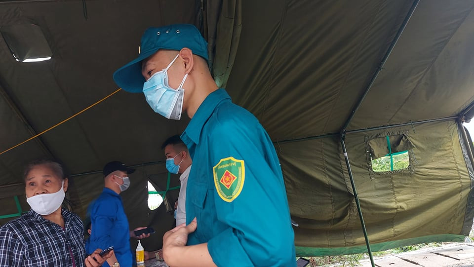 Quảng Ninh đã áp dụng việc khai báo y tế điện tử tại toàn bộ các chốt kiểm soát dịch COVID-19 trên toàn tỉnh. Người dân có thể khai báo y tế 01 lần/ ngày khi có nhu cầu di chuyển qua các chốt phòng dịch.