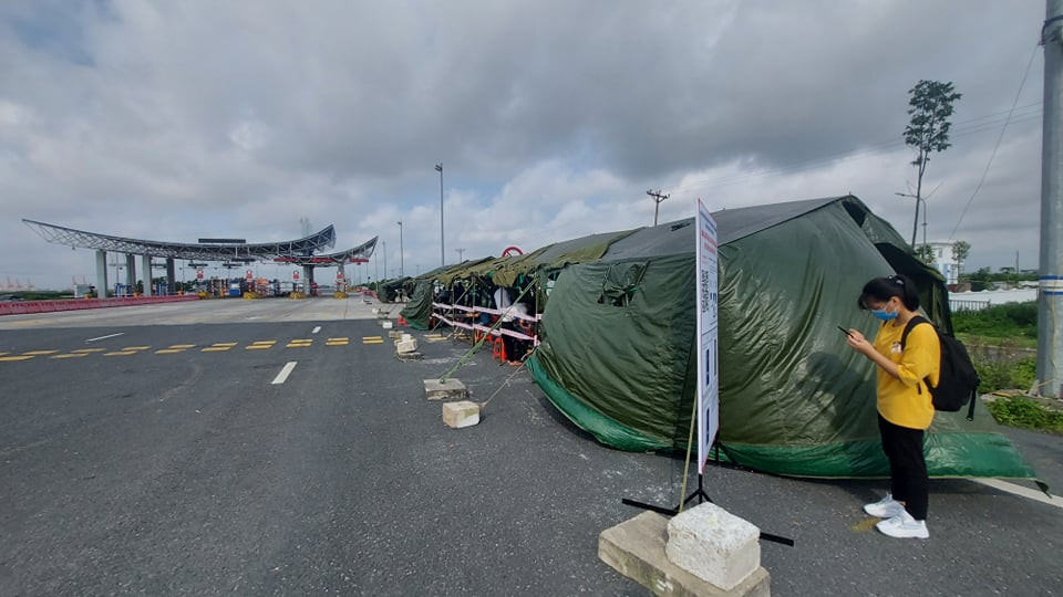 Nhiều người còn bỡ ngỡ khi khai báo y tế, nhưng nhờ sự giúp đỡ của các Đoàn viên thanh niên và lực lượng liên ngành, bà con nhanh chóng hoàn thành thủ tục. 