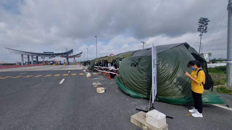 Nhiều người còn bỡ ngỡ khi khai báo y tế, nhưng nhờ sự giúp đỡ của các Đoàn viên thanh niên và lực lượng liên ngành, bà con nhanh chóng hoàn thành thủ tục. 