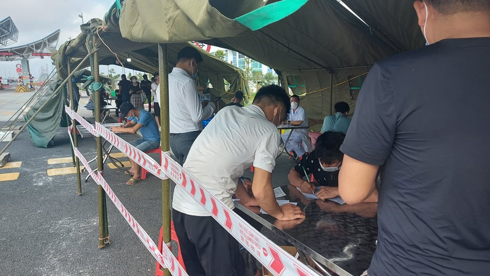 Các chốt kiểm soát hướng dẫn và yêu cầu người dân cài đặt ứng dụng Bluezone. Tuy nhiên, với một số người không sử dụng smartphone thì vẫn có thể thực hiện khai báo y tế trên giấy trực tiếp tại chốt.