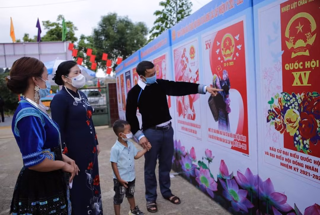 Dong bao cac dan toc tung bung di bau cu DBQH khoa XV va DBHDND cac cap