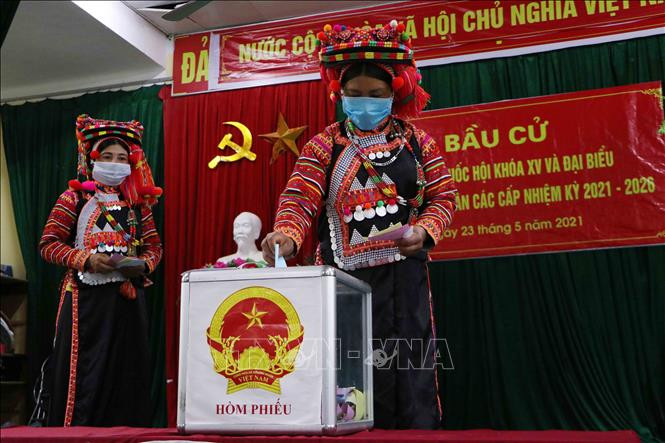 Cử tri đồng bào Hà Nhì bỏ phiếu bầu đại biểu Quốc hội khóa XV và đại biểu HĐND các cấp nhiệm kỳ 2021-2026. (Ảnh: Nguyễn Văn Oanh/TTXVN)