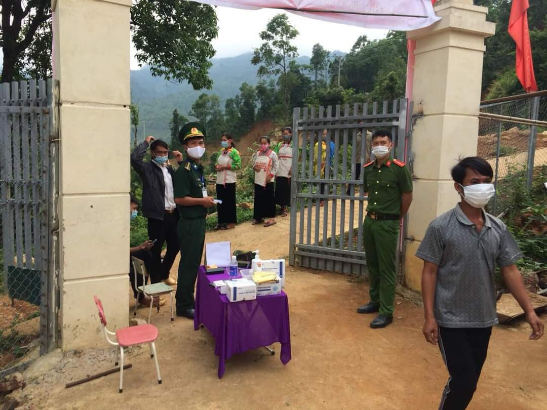 Để đảm bảo an toàn cho các điểm bầu cử trên địa bàn, các lực lượng biên phòng, công an, dân quân tự vệ cũng đã triển khai các lực lượng thường trực tại các điểm bỏ phiếu từ nhiều ngày qua. Đồng thời, đề phòng mưa lũ xảy ra, giao thông đi lại khó khăn, Ủy ban bầu cử xã Pa Ủ dự kiến sẽ cho vận chuyển các hòm phiếu về trung tâm xã để kiểm phiếu. 