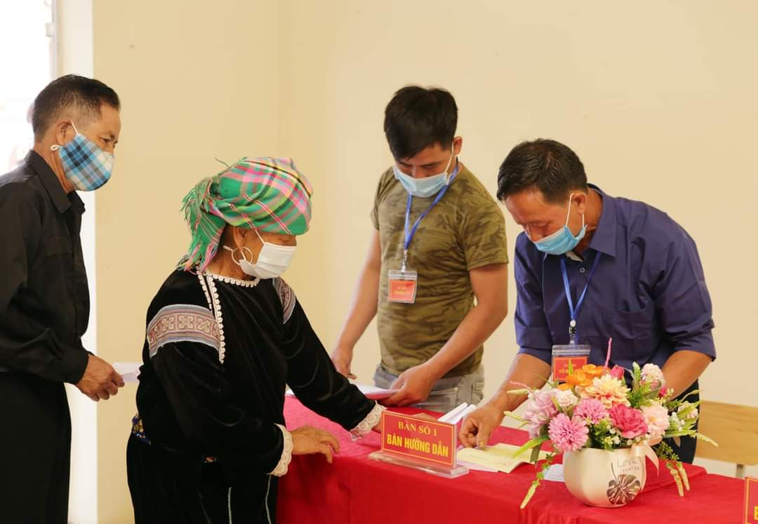 Ông Trần Tiến Dũng, Chủ tịch UBND tỉnh, Chủ tịch Ủy ban Bầu cử tỉnh Lai Châu cho biết: Ngay từ rất sớm, cử tri đồng bào dân tộc trên địa bàn diện trang phục đẹp, nô nức tới các điểm bầu cử thực hiện quyền và nghĩa vụ công dân.