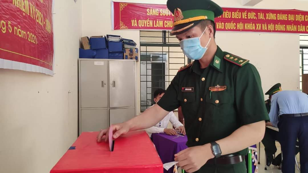 Các thành viên của Ủy ban Bầu cử tỉnh Lai Châu đã xuống các tổ bầu cử tại các huyện, thành phố kiểm tra công tác bầu cử để đảm bảo đúng ý nghĩa Ngày Bầu cử - Ngày hội của toàn dân.