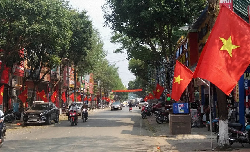 Các điểm bầu cử rợp sắc cờ đỏ sao vàng bay phấp phới, những băng rôn, khẩu hiệu đỏ rực được treo dọc hai bên cổng, thể hiện sự chuẩn bị chu đáo của địa phương trong ngày bầu cử.