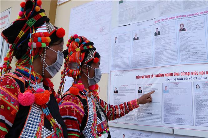 Trước giờ khai mạc, nơi đây đã có mặt rất đông cử tri háo hức chờ đợi thời khắc được cầm lá phiếu bầu trên tay để thực hiện quyền và nghĩa vụ của mình.