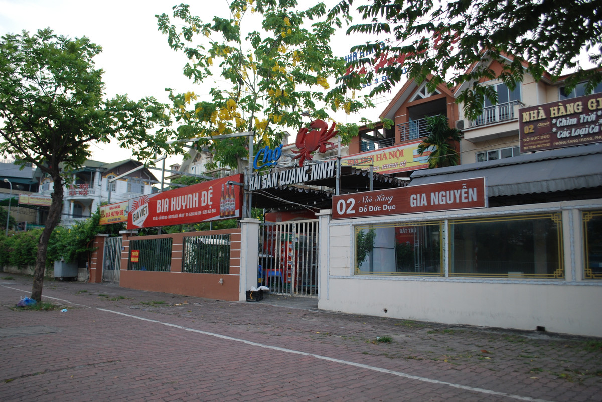 Các quán cà phê, hàng ăn uống tại địa bàn quận Nam Từ Liêm, Cầu Giấy… cũng tuân thủ việc đóng cửa, chỉ bán hàng mang về.