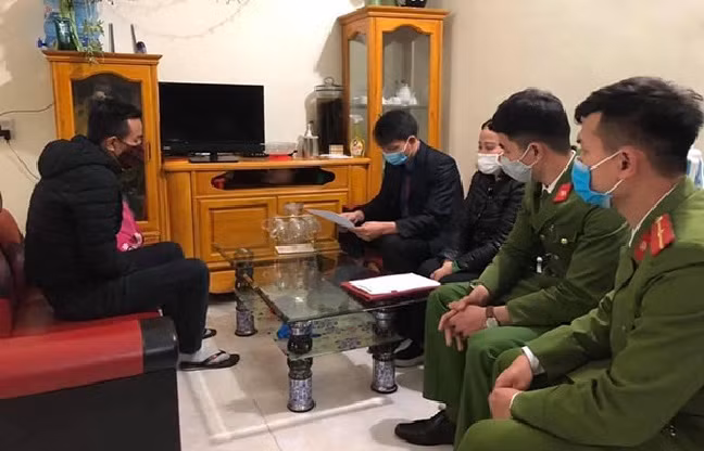  Thanh niên "né" cách ly y tế bị xử phạt 7,5 triệu đồng: Trần Văn V. (sinh năm 1984, trú tại tổ dân phố số 4, thị trấn Mậu A, huyện Văn Yên, Yên Bái) trốn tránh việc áp dụng các biện pháp cách ly y tế tại nhà. Sáng ngày 1/2/2021, UBND huyện Văn Yên, tỉnh Yên Bái vừa ra quyết định xử phạt vi phạm hành chính 7,5 triệu đồng và vận động V. tự nguyện cách ly để phòng, chống dịch COVID-19. 