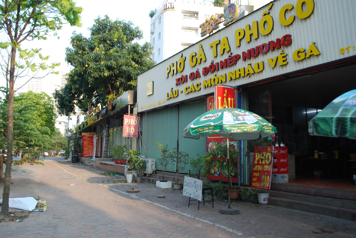 Nhiều hàng, quán trên đường Nguyễn Hoàng, Nam Từ Liêm đã đóng cửa tạm dừng kinh doanh theo chỉ đạo của thành phố.