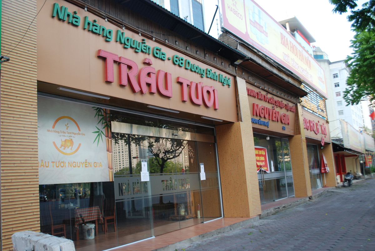 Một dãy nhà hàng ăn trên đường Dương Đình Nghệ, quận Cầu Giấy, (Hà Nội) cũng trong tình trạng "cửa đóng then cài"