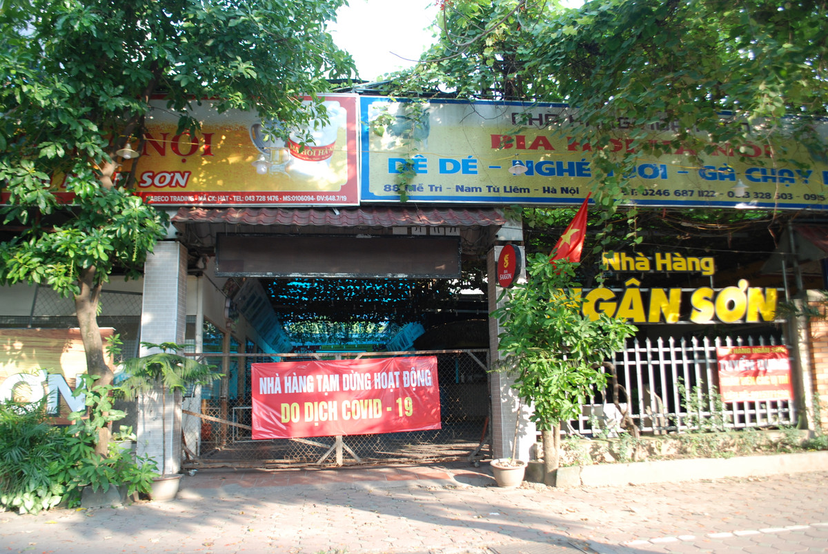 Nhà hàng Ngân Sơn tại đường Mễ Trì, thuộc phường Mễ Trì, Nam Từ Liêm cũng treo biển thông báo dừng hoạt động để phòng chống dịch COVI-19.