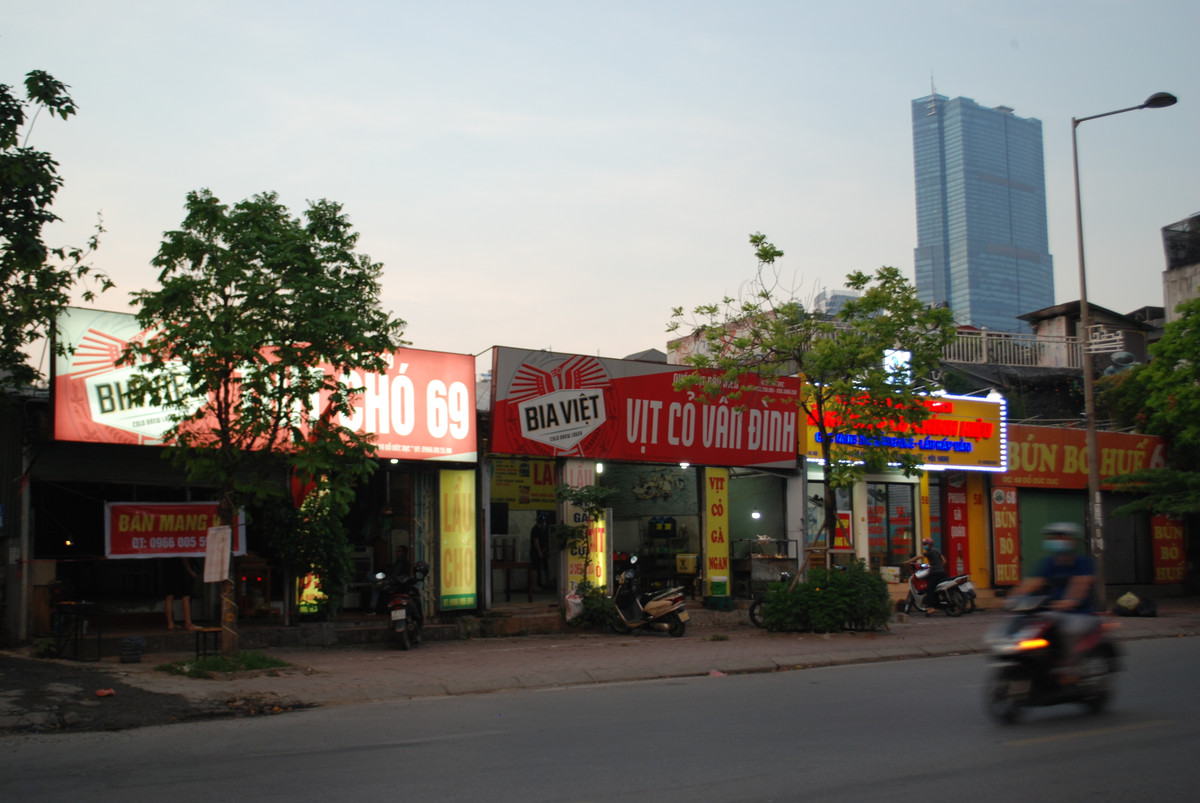 Nhìn chung các hàng quán đã chấp hành nghiêm việc tạm dừng hoạt động kinh doanh dịch vụ để bảo đảm phòng chống dịch COVID-19. Để duy trì được kết quả này, trong những ngày tiếp theo, lực lượng chức năng cũng cần tiếp tục triển khai quyết liệt các biện pháp kiểm tra, xử lý nghiêm mọi trường hợp vi phạm, để công tác phòng chống dịch đạt hiệu quả cao.