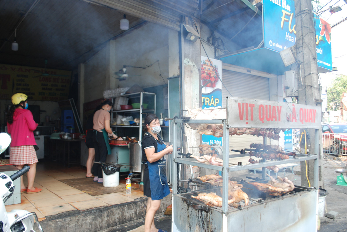  Tương tự, tại các tuyến phố trên như: Miếu Đầm, Đỗ Đức Dục, Mễ Trì, Nguyễn Hoàng, Dương Đình Nghệ, khu Đô thị Nam Trung Yên, Trung tâm thương mại phường Trung Văn, Đình Thôn… thuộc quận Nam Từ Liêm và Cầu Giấy, là những tuyến phố tập trung nhiều cửa hàng ăn uống, chủ các nhà hàng nghiêm túc đóng cửa từ 12h ngày 25/5. 