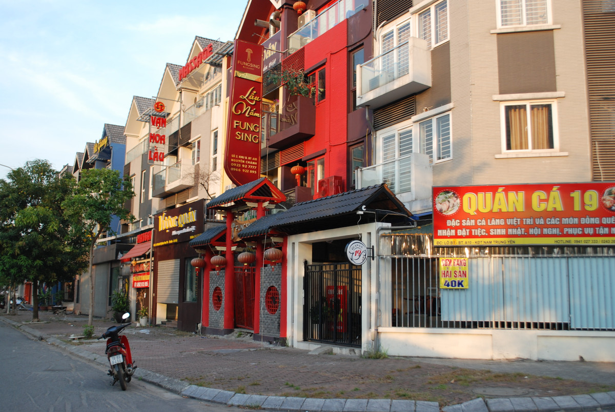 Tại khu Đô thị Nam Trung Yên, Cầu Giấy, hàng loạt các quán ăn ở đây đã đóng kín cửa.