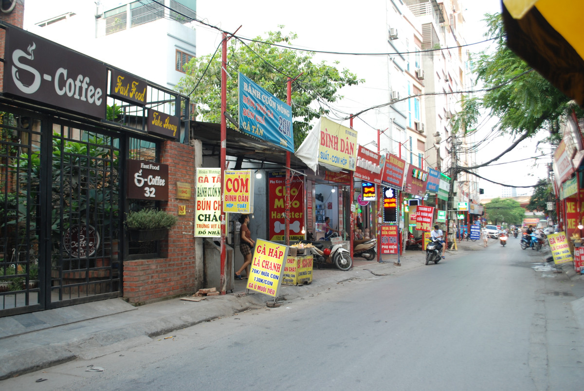 Bên cạnh những nơi đóng cửa, một số quán ăn đã dừng đón khách, chỉ bán hàng mang về nhà hoặc chuyển qua hình thức bán online qua mạng. Tại đây chỉ còn lại các nhân viên và không nhận khách ngồi tại quán. Ghi nhận tại đường Đình Thôn, quận Nam Từ Liêm, Hà Nội.