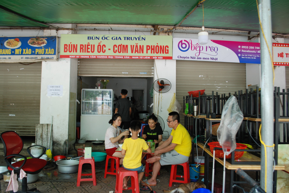 Anh Trịnh Văn Việt, chủ quán Bún ốc gia truyền khu Trung tâm thương mại Trung Văn, quận Nam Từ Liêm cho biết: ''Sau khi có công văn chỉ đạo của UBND thành phố Hà Nội gia đình tôi cũng nghiêm túc chấp hành và chỉ mở cửa bán mang về. Tuy nhiên, vẫn biết là ảnh hưởng rất đến doanh thu nhưng tất cả vì cộng đồng để sớm đẩy lùi đại dịch COVID-19''.