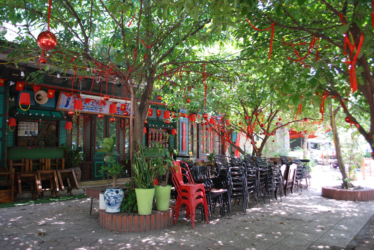 Quán cà phê ở khu Trung tâm thương mại Trung Văn, quận Nam Từ Liêm, Hà Nội cũng được thu dọn bàn ghế gọn gàng và tạm dừng hoạt động, chấp hành tốt công tác phòng chống dịch COVID-19.