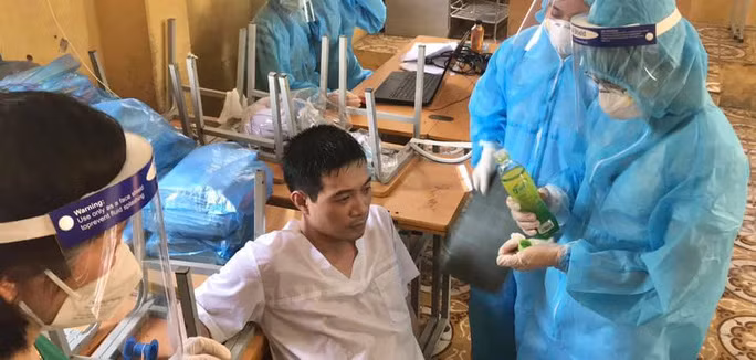 Bác sĩ Nguyễn Hồng Hải - TTYT huyện Quế Võ bị ngất sau khi lấy mẫu xét nghiệm cho người dân trên địa bàn huyện ngày 22/5 được đồng nghiệp chăm sóc. 