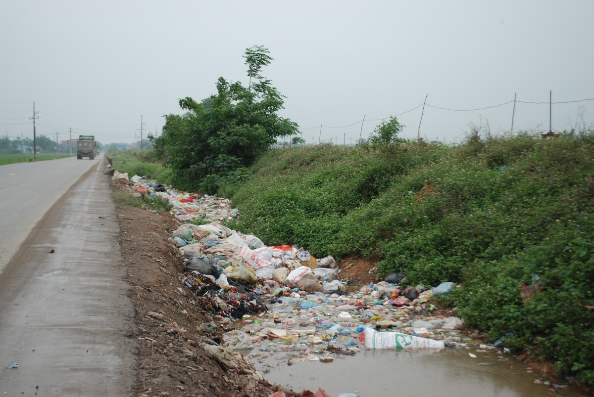 Rác chặn cả dòng thoát nước của kênh TH3 trên tuyến QL32C.