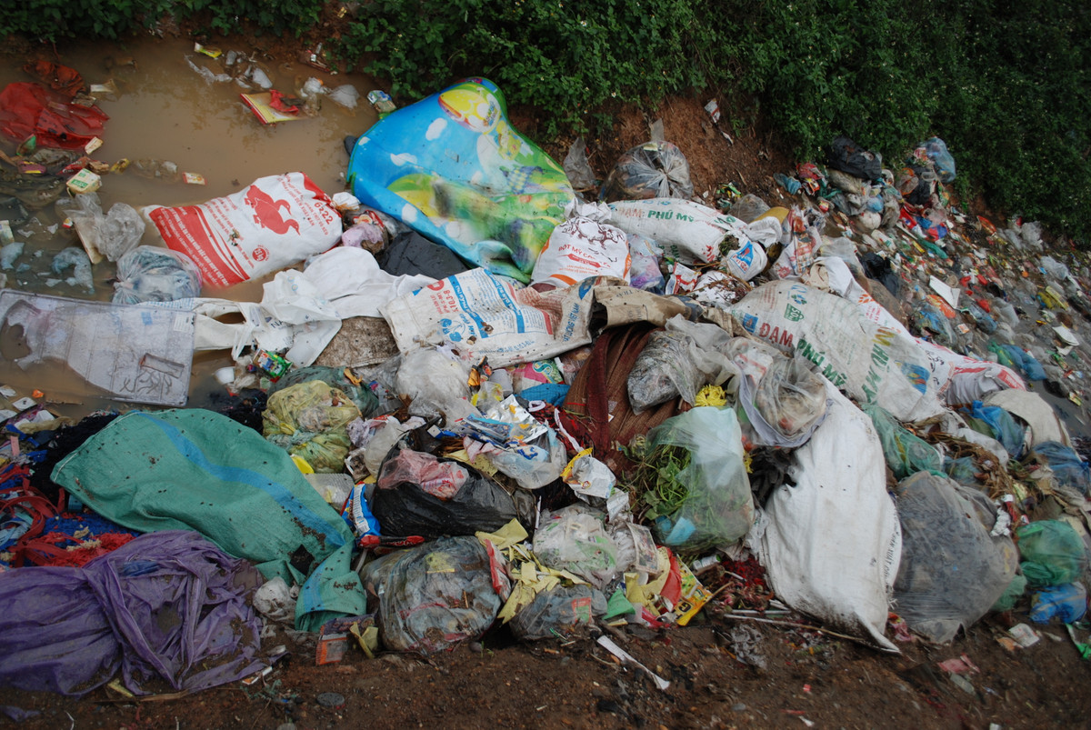 Được biết, lãnh đạo xã Đồng Thái cũng đã tổ chức ra quân kéo và vớt rác lên để cho về bãi tập kết, thậm chí còn phối hợp với Công ty Xí nghiệp Thủy lợi Ba Vì để xử lý nhưng tình hình vẫn không được cải thiện.