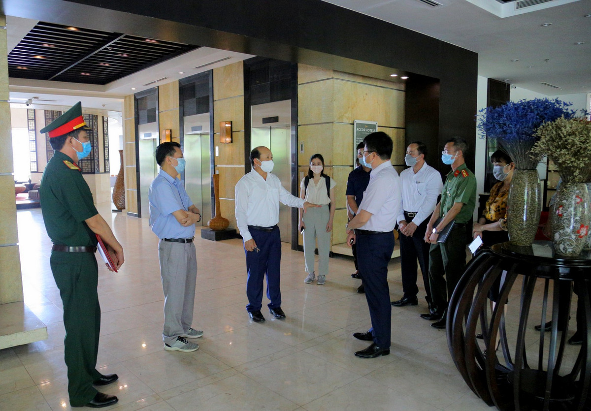 Trước những diễn biến phức tạp mới của đại dịch COVID-19, sáng 6/5, đồng chí Vũ Xuân Diện, Ủy viên Ban Thường vụ, Trưởng Ban Nội chính Tỉnh ủy đã đi kiểm tra các cơ sở được lựa chọn để cách ly chuyên gia nước ngoài nhập cảnh và cơ sở đón khách cách ly dịch vụ trên địa bàn TP Hạ Long.