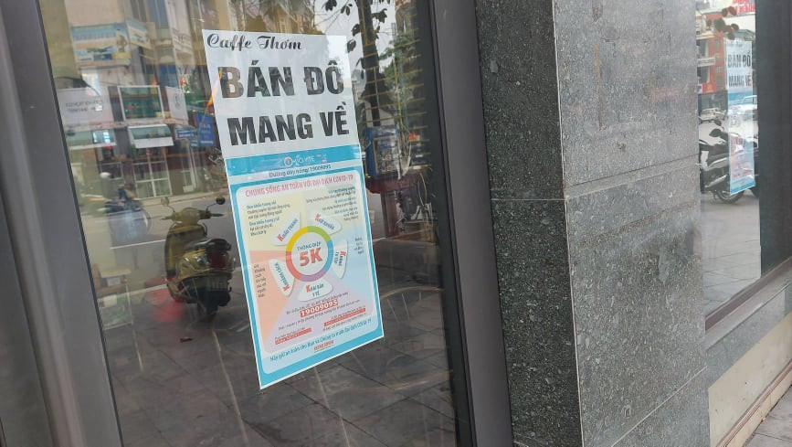 Nhiều quán cafe treo biển "mang về" thay vì để khách ngồi uống trực tiếp tại cửa hàng.