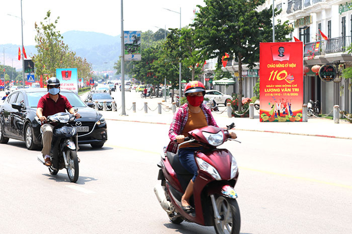 Người dân ở thành phố Lạng Sơn thực hiện đeo khẩu trang phòng dịch khi ra khỏi nhà. (Ảnh Báo Lạng Sơn) 