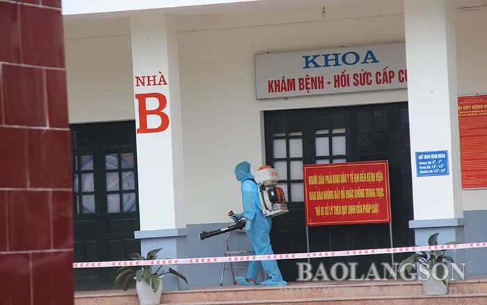 Ngay khi có kết quả xét nghiệm sàng lọc, Sở Y tế Lạng Sơn đã triển khai nhiều biện pháp truy vết, khoanh vùng đối với những trường hợp có liên quan. (Ảnh: TTXVN)