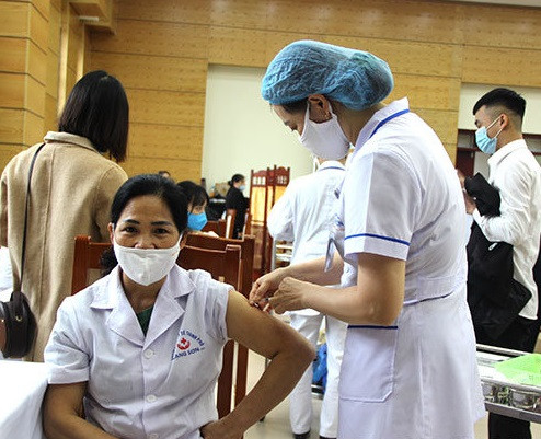 Cán bộ Trung tâm Y tế thành phố Lạng Sơn được tiêm vắc xin COVID-19. 