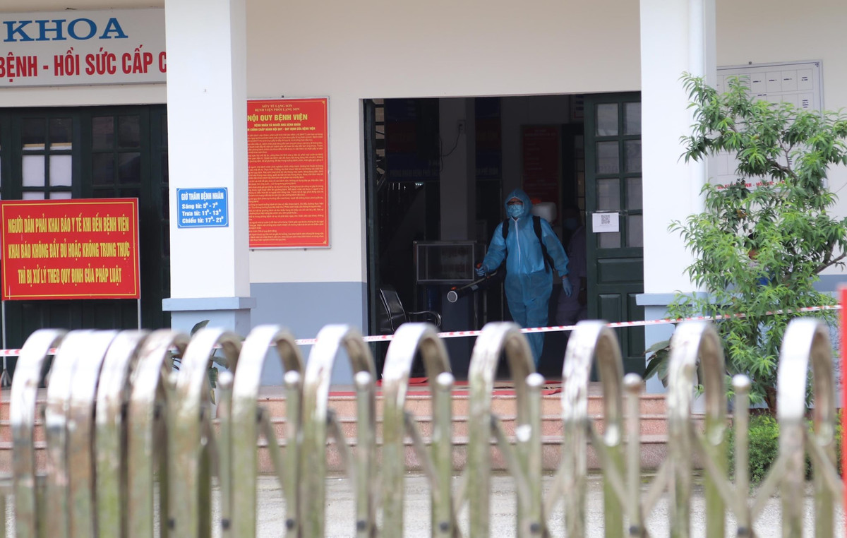 Công tác truy vết các trường hợp có liên quan đang được các lực lượng chức năng khẩn trương thực hiện với phương châm “phòng ngừa tích cực, phát hiện sớm, cách ly nhanh, điều trị kịp thời, hiệu quả”, hạn chế tối đa dịch bệnh có thể xâm nhập, lây lan trong cộng đồng. 