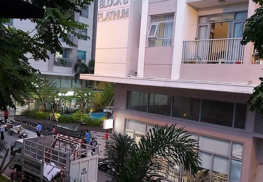 8. Chung cư cao cấp trên đường Huỳnh Tấn Phát, Phường Bình Thuận, Quận 7: Ngày 18/5, lực lượng chức năng quận 7, TPHCM đang phong toả một chung cư trên đường Huỳnh Tấn Phát, phường Bình Thuận và một căn hộ cao cấp ở đường số 10, phường Tân Kiểng, sau khi có thông tin một thanh niên ở đây nghi mắc COVID-19. 