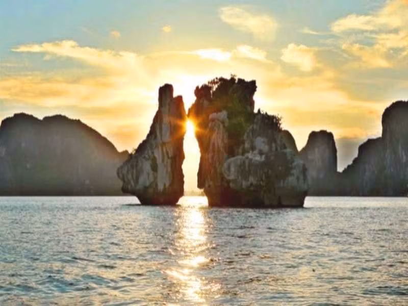 Hon trong mai Vinh Ha Long nguy co sat lo, bien dang