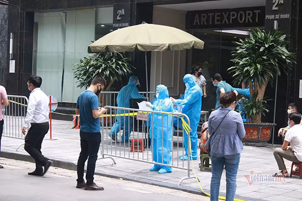 Chu tich Ha Noi chi dao hoa toc chong dich Covid-19 theo nguyen tac “3 lop“