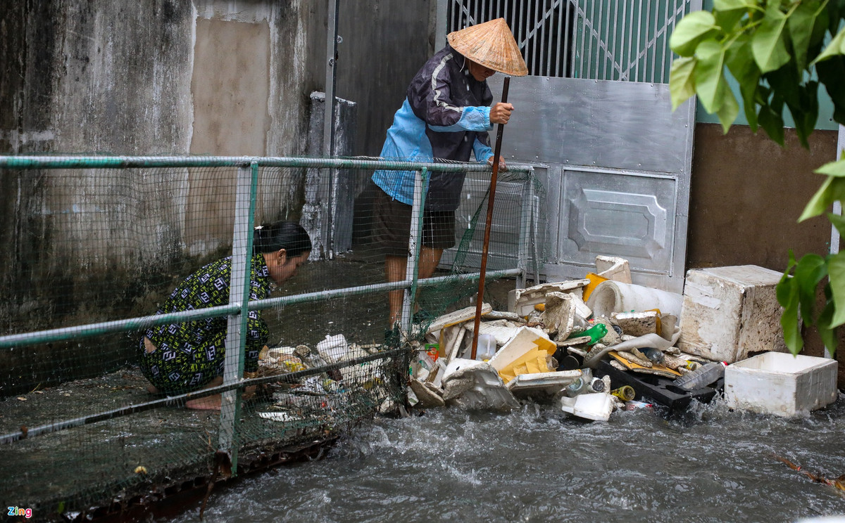 "Chỉ mưa khoảng 30 phút là ngập sâu, xe máy không thể qua được. Cống thoát nước nhiều năm qua vẫn chưa nâng cấp sửa chữa. Nhiều nhà ở đây phải xây kè, dùng tấm ván chặn trước cửa để tránh nước tràn vào trong nhà", chị Lan (ngụ Tô Ngọc Vân, TP Thủ Đức) cho biết.