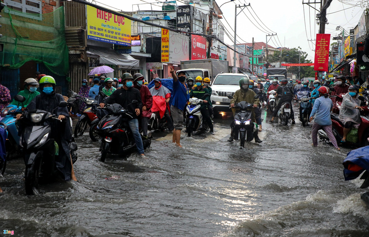 Hơn 15h30, đường Tô Ngọc Vân vẫn ngập nước dù mưa đã tạnh khá lâu, người dân di chuyển khó khăn.