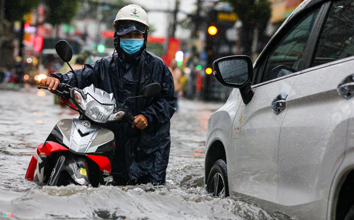 Đường Tô Ngọc Vân đoạn qua ngã ba Linh Đông ngập hơn nửa mét, nhiều xe đi qua đây bị chết máy, phải dắt bộ.