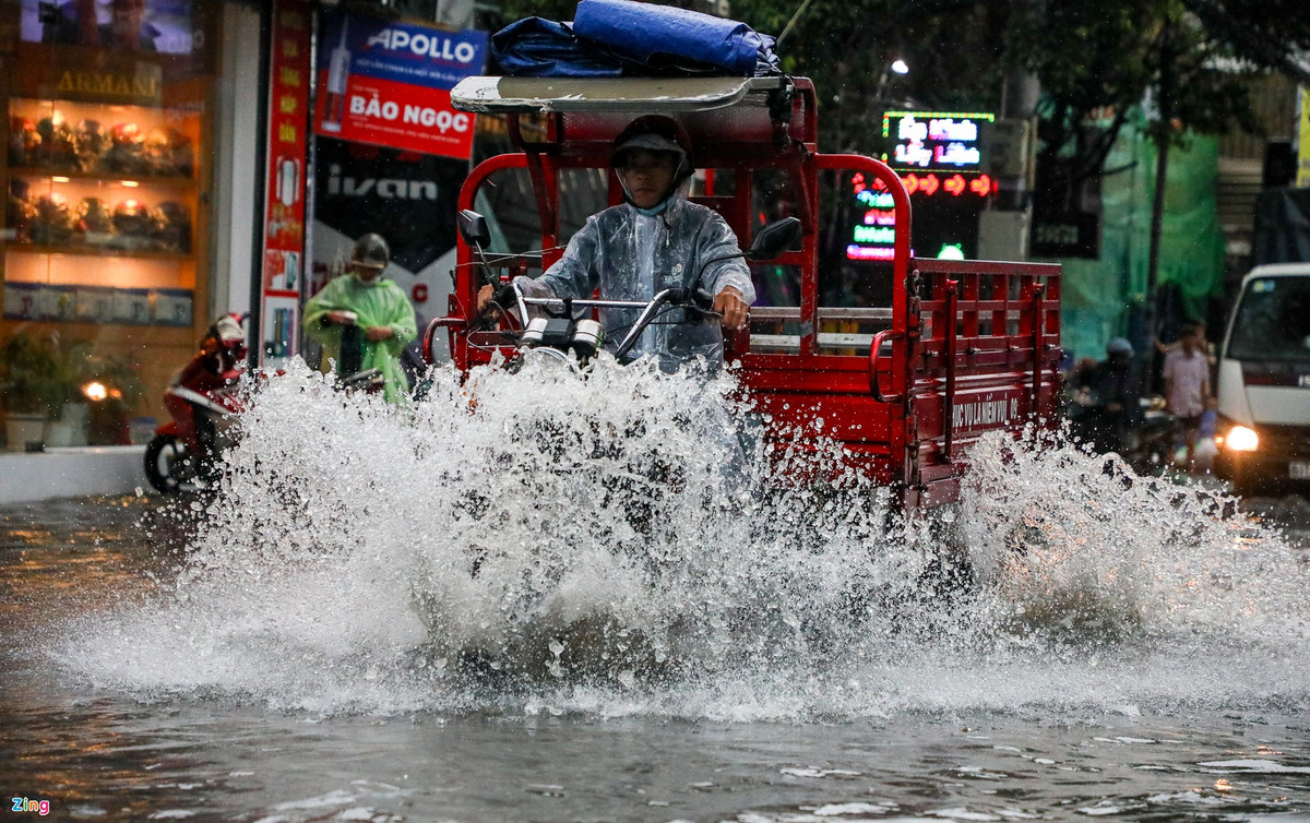 Ông Lê Đình Quyết, Phó phòng Dự báo Khí tượng Thủy văn khu vực Nam Bộ, lý giải nguyên nhân gây mưa là rãnh áp thấp nâng trục lên phía bắc kết hợp với gió tây nam tăng dần cường độ. Lượng mưa cao nhất ghi nhận tại trạm đo Thủ Đức là 90,6 mm. Tại trạm Cát Lát, lượng mưa đo được là 67,2 mm.