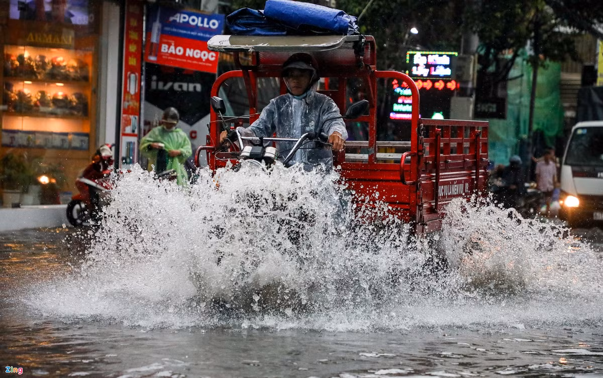 Ông Lê Đình Quyết, Phó phòng Dự báo Khí tượng Thủy văn khu vực Nam Bộ, lý giải nguyên nhân gây mưa là rãnh áp thấp nâng trục lên phía bắc kết hợp với gió tây nam tăng dần cường độ. Lượng mưa cao nhất ghi nhận tại trạm đo Thủ Đức là 90,6 mm. Tại trạm Cát Lát, lượng mưa đo được là 67,2 mm.