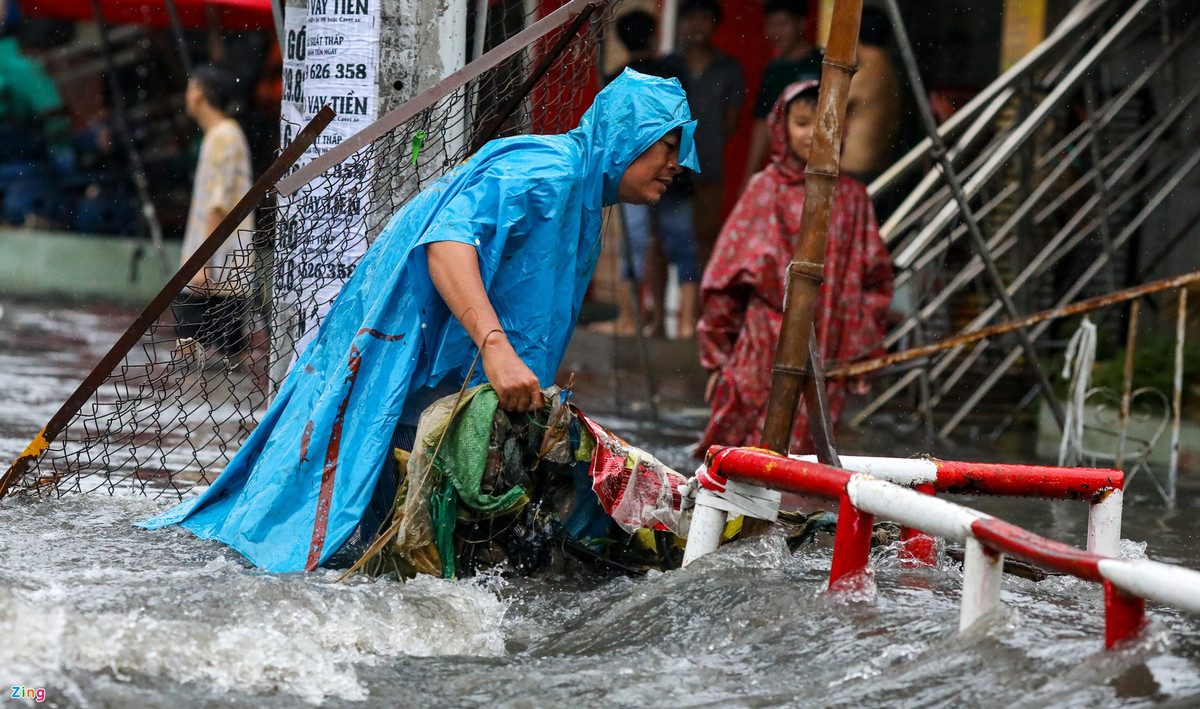 Người dân xung quanh đây cho biết khu vực này có địa hình trũng cộng với rác thải từ khắp nơi đổ về bít hết các miệng cống nên hễ mưa lớn là ngập lút bánh xe, nước chảy rất xiết, tình trạng này kéo dài nhiều năm nay.