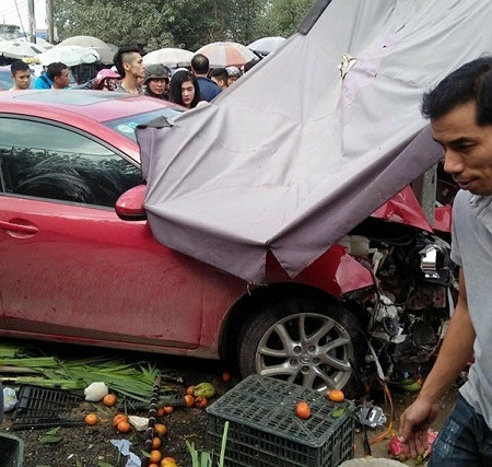 Khoảng 10h sáng ngày 26/12, xe ô tô hiệu Mazda 3 lưu thông theo hướng từ Biên Giang sang Quang Trung (quận Hà Đông, Hà Nội). Khi xe vừa di chuyển qua cầu Mai Lĩnh thì xảy ra sự cố mất lái khiến chiếc xế hộp lao thẳng vào một khu chợ ven đường. Chiếc xe chỉ dừng lại sau khi “cắm” đầu vào cột đèn chiếu sáng gần đó. Vụ va chạm khiến nhiều tiểu thương ở chợ hoảng hốt, bỏ chạy tán loạn. Nguồn ảnh: Công an Nhân dân.