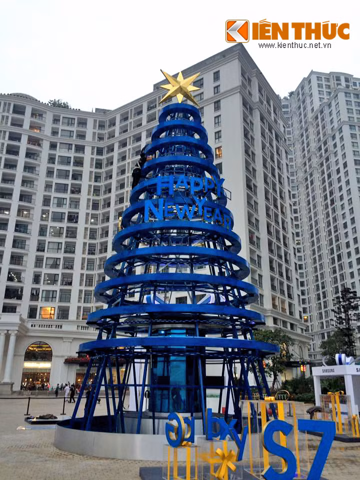 Năm nay, tại quảng trường Royal City không có cây thông khổng lồ như mọi năm, thay vào đó là một cây thông khác lạ về thiết kế và chất liệu.