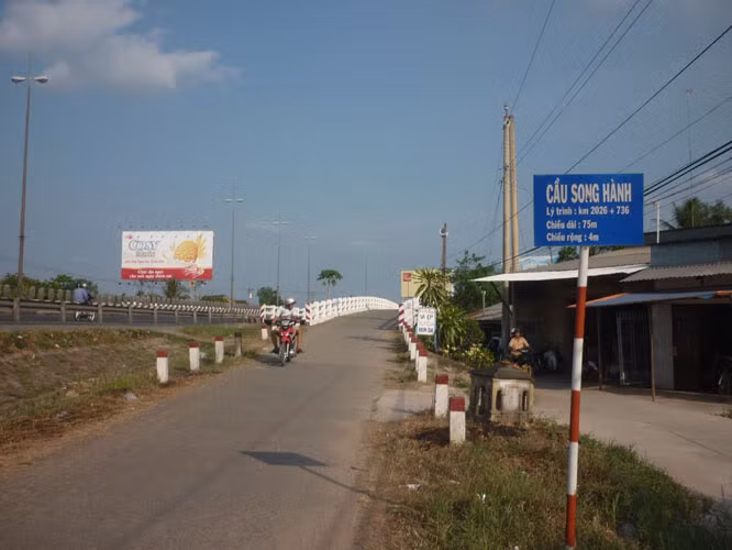 Đi trên cầu này không bao giờ độc hành.