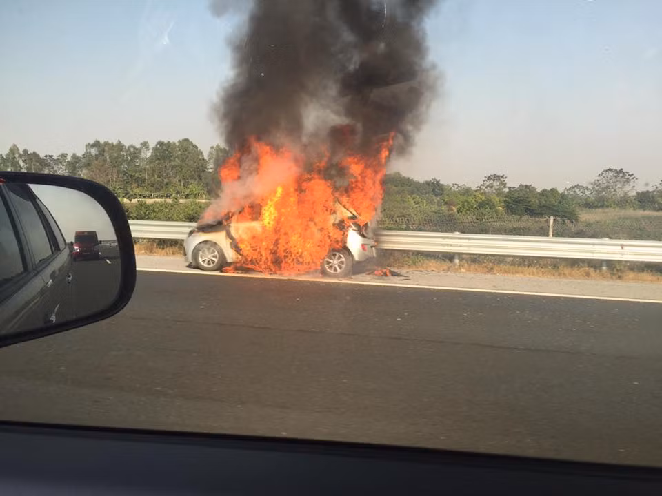 Ngày 7/12 trên đường cao Tốc Hà Nội - Hải Phòng, thuộc khu vực Hưng Yên giáp ranh với địa phận Hà Nội, một chiếc ô tô bất ngờ bốc cháy dữ dội, chủ xe không kịp dùng bình chữa cháy cứu hỏa mà chỉ kịp thoát thân ra ngoài. Ngay sau khi sự việc xảy ra, lực lượng chức năng đã có mặt tại hiện trường để tổ chức cứu hỏa. Ảnh: Vietnamnet.