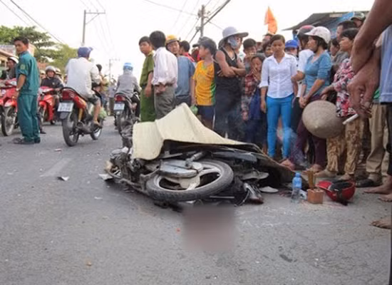 Hôm 22/12, một chiếc xe khách và xe máy chạy cùng chiều hướng từ quốc lộ 22B về trung tâm thành phố Tây Ninh, đã va chạm với nhau khiến người điều khiển xe máy ngã đập đầu xuống đường, tử vong tại chỗ. Ảnh: Báo Giao thông.